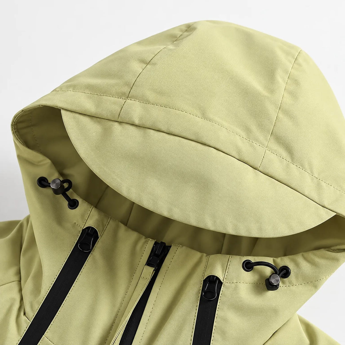 Detail der 3-in-1 Jacke Damen: Kapuze mit Schirm, Kordelstopper und Brustreißverschlüsse