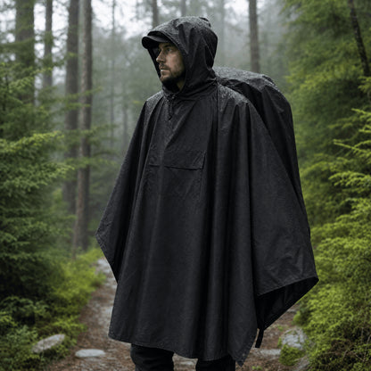 Schwarzer Regenponcho mit Kapuze im Regen getragen