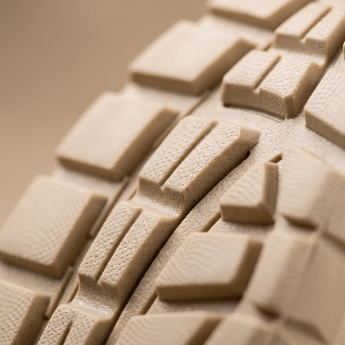Detailaufnahme der Profilsohle der Wanderschuhe Herren mit tiefen Stollen