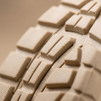 Detailaufnahme der Profilsohle der Wanderschuhe Herren mit tiefen Stollen