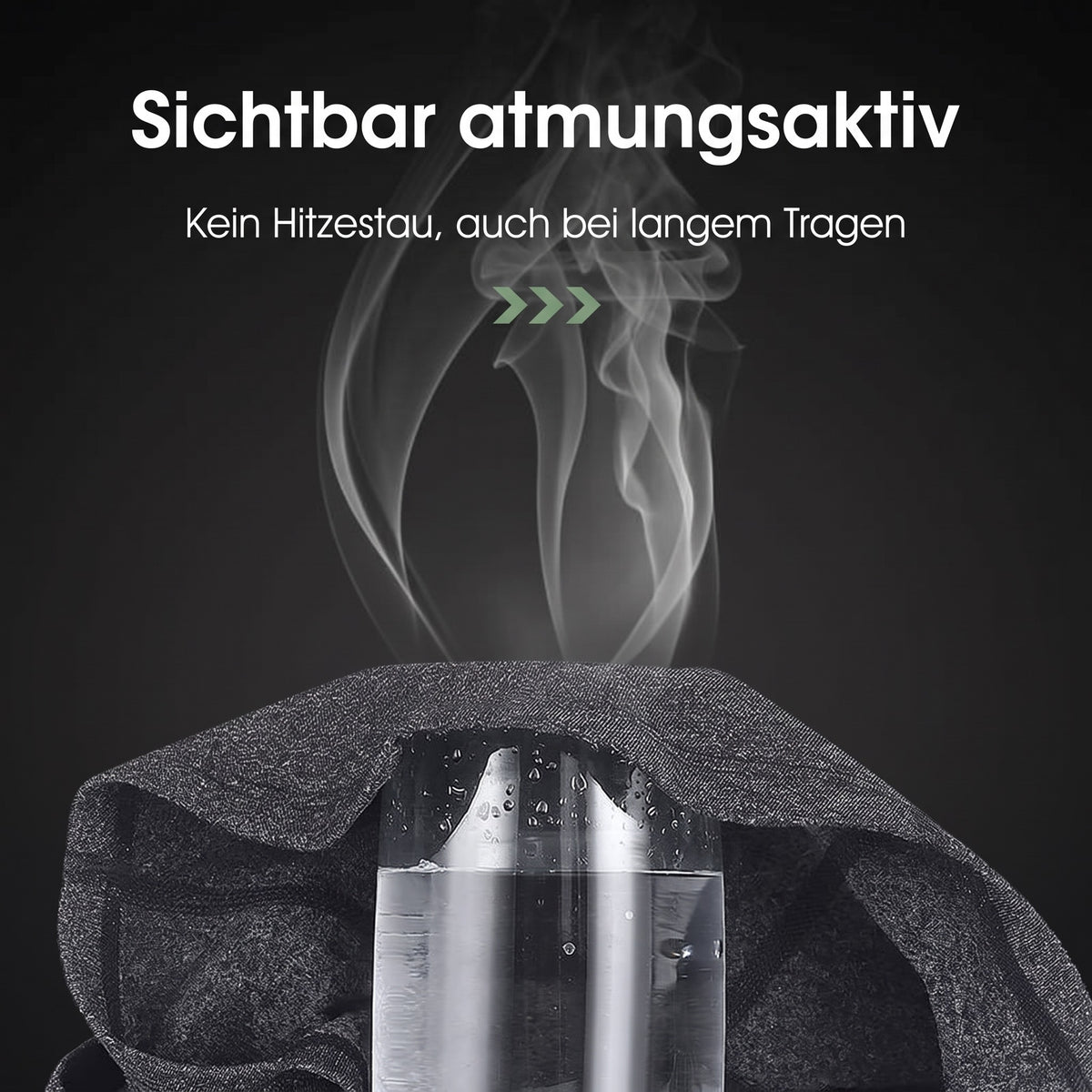 Balaclava Stoff über einem Glas mit heißem Wasser – Dampf steigt durch, sichtbar atmungsaktiv