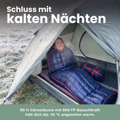 Daunenschlafsack mit 90 % Gänsedaune im Zelt auf frostiger Wiese