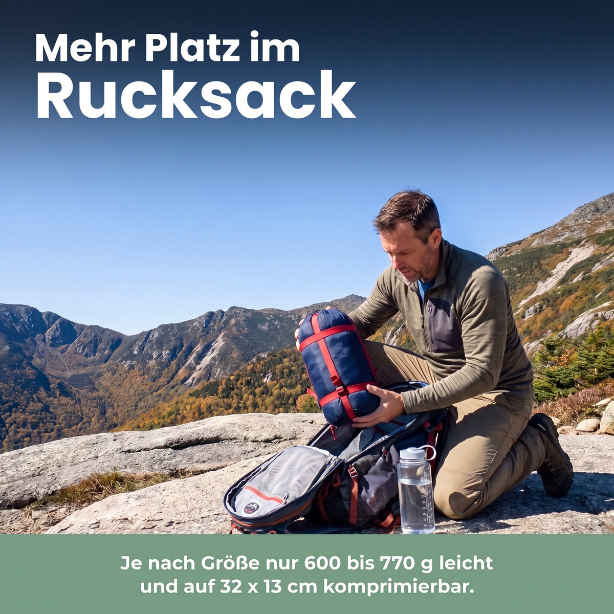 Schlafsack im Kompressionssack wird in den Rucksack gepackt