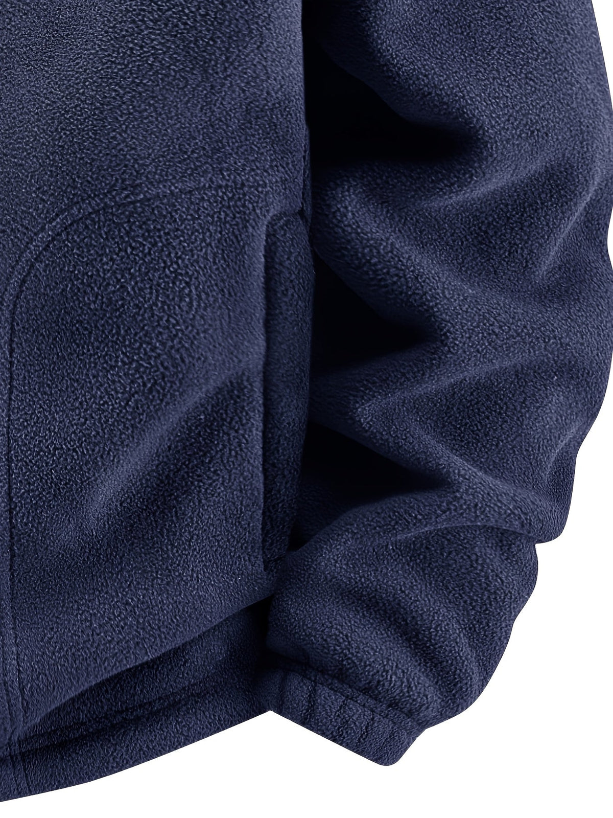 Nahaufnahme von Fleece und elastischem Ärmelbündchen in Marineblau