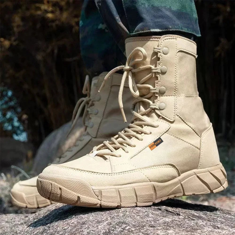Leichte Wanderschuhe für Herren seitlich auf einem Felsen, Blick auf Schaft und Sohle