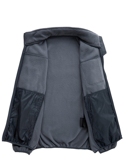 Fleecejacke geöffnet: zwei große Innentaschen aus Futterstoff