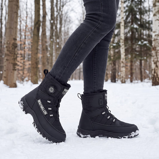 Winterstiefel Damen in Schwarz beim Spaziergang im verschneiten Wald