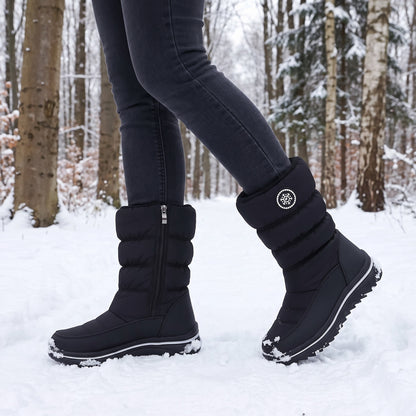 Winterstiefel Damen in Schwarz beim Spaziergang im verschneiten Wald