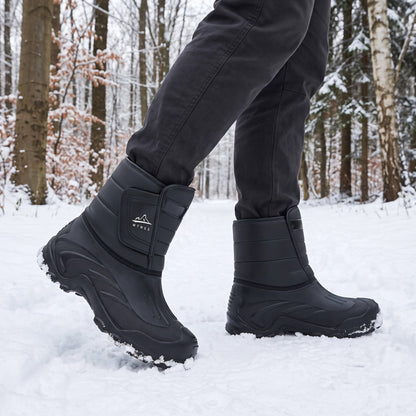 Winterstiefel Herren gefüttert in Schwarz beim Spaziergang auf einem verschneiten Waldweg