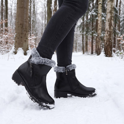 Winterstiefel Damen in Schwarz mit Plüschrand beim Spaziergang im verschneiten Wald