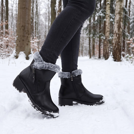 Winterstiefel Damen in Schwarz mit Plüschrand beim Spaziergang im verschneiten Wald