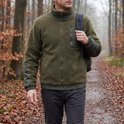 Fleecejacke Herren aus Teddyfleece in Olivgrün, getragen auf einem herbstlichen Waldweg