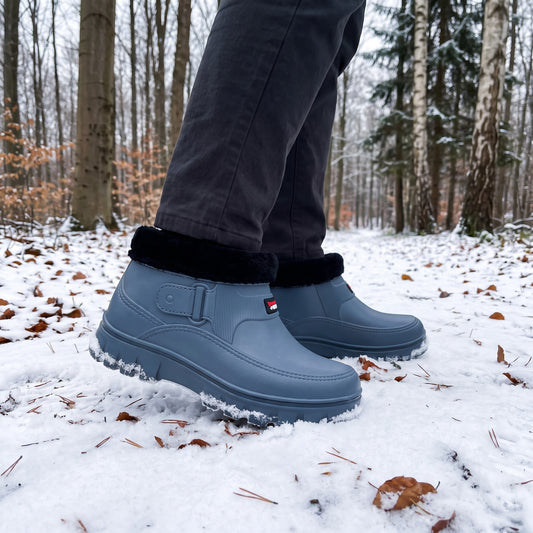 Winterschuhe Herren gefüttert in Blaugrau, getragen auf einem verschneiten Waldweg