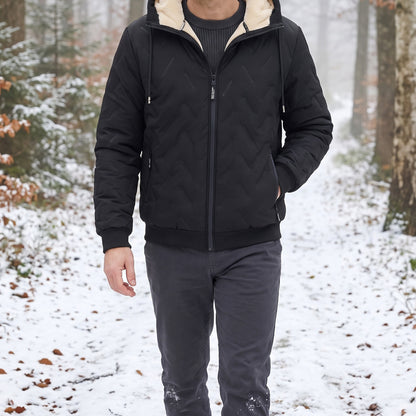 Winterjacke Herren in Schwarz mit Kapuze, getragen beim Spaziergang im verschneiten Wald