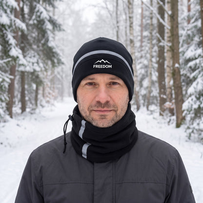 Schlauchschal und Mütze Set in Schwarz, getragen im verschneiten Winterwald