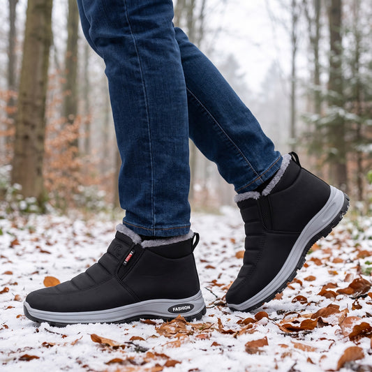 Winterschuhe Damen & Herren mit Plüschfutter beim Spaziergang auf verschneitem Waldweg