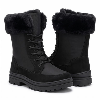Winterstiefel Damen in Schwarz – Produktfoto auf Weiß mit Plüschkragen und Schnürung