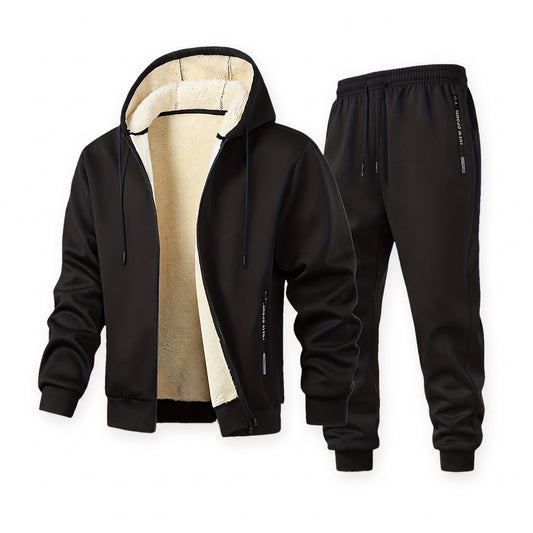 Jogginganzug Herren in Schwarz: Kapuzenjacke mit Plüschfutter und Hose, Packshot auf weißem Hintergrund