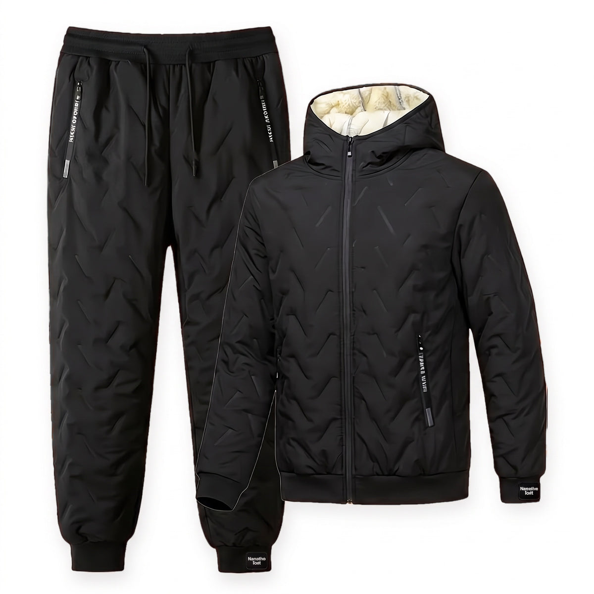 Thermoanzug Herren in Schwarz: Steppjacke mit Kapuze und Hose, Packshot auf weißem Hintergrund