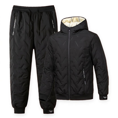 Thermoanzug Herren in Schwarz: Steppjacke mit Kapuze und Hose, Packshot auf weißem Hintergrund