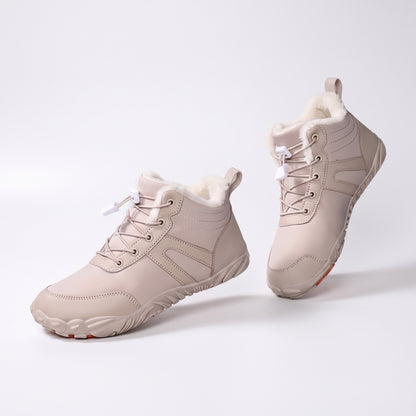 Winterschuhe Damen in Creme mit hellem Plüschfutter auf weißem Hintergrund