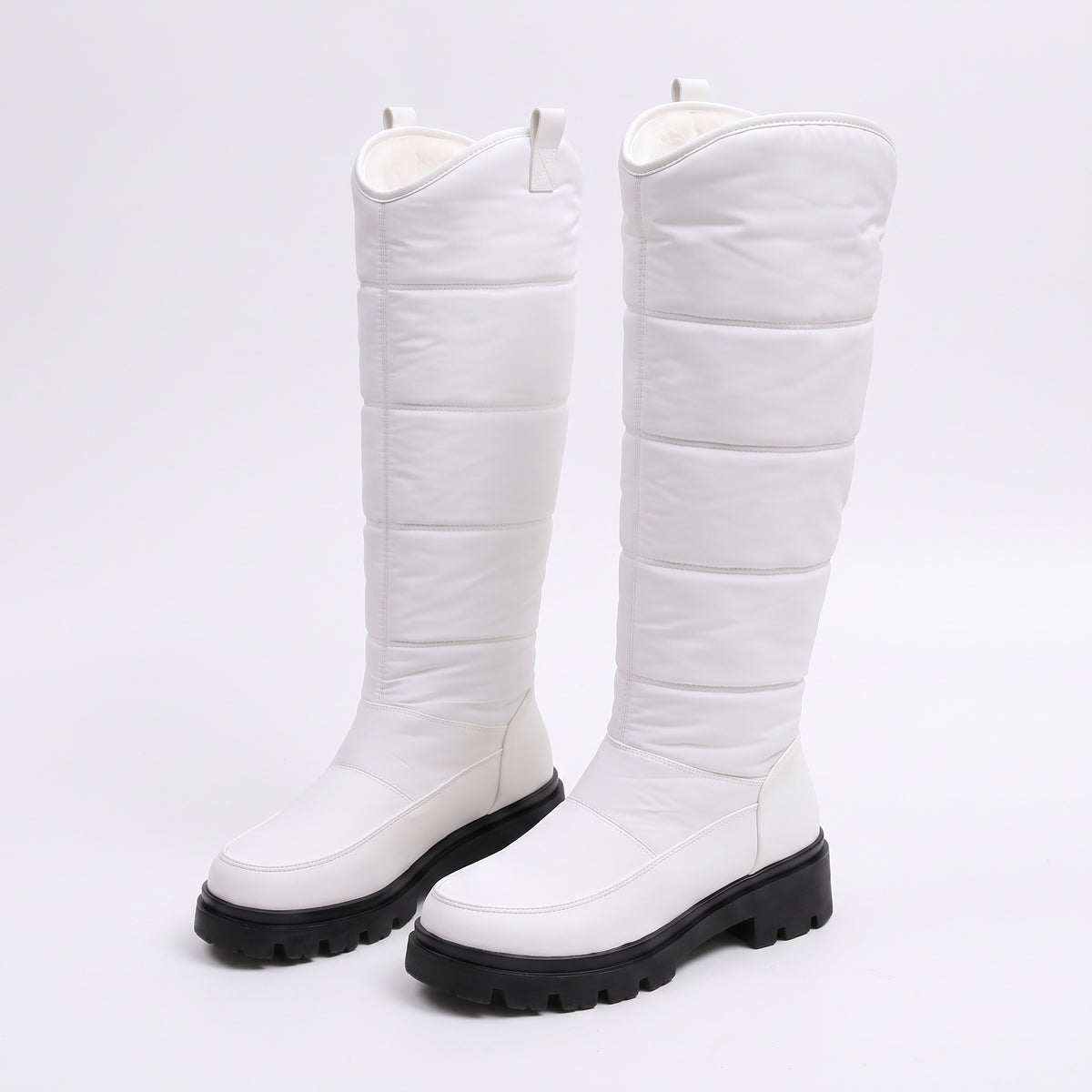 Schneestiefel Damen in Weiß mit gestepptem Schaft und schwarzer Profilsohle auf weißem Hintergrund