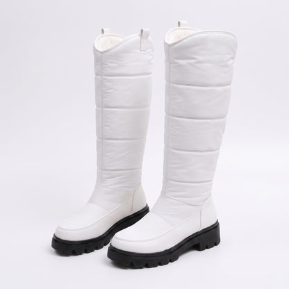 Schneestiefel Damen in Weiß mit gestepptem Schaft und schwarzer Profilsohle auf weißem Hintergrund