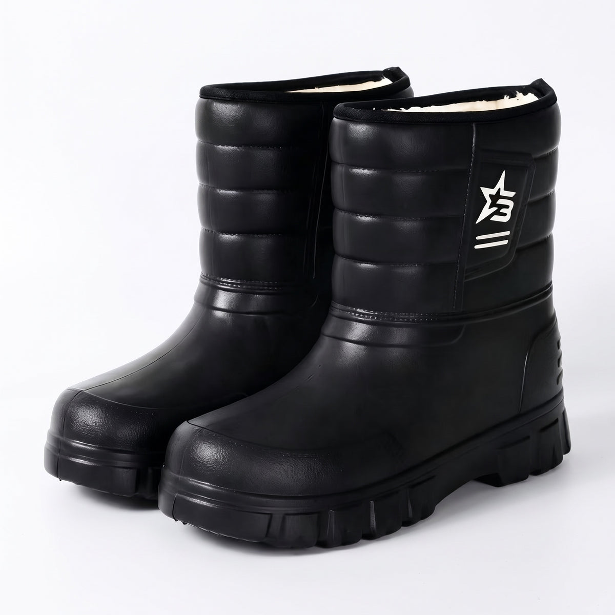 Winterstiefel Herren Schwarz, gefütterte Gummistiefel zum Hineinschlüpfen auf weißem Hintergrund