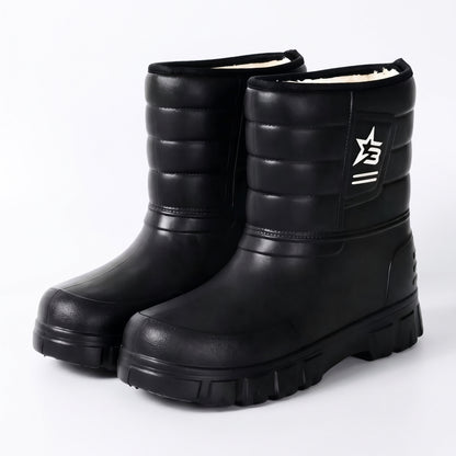 Winterstiefel Herren Schwarz, gefütterte Gummistiefel zum Hineinschlüpfen auf weißem Hintergrund
