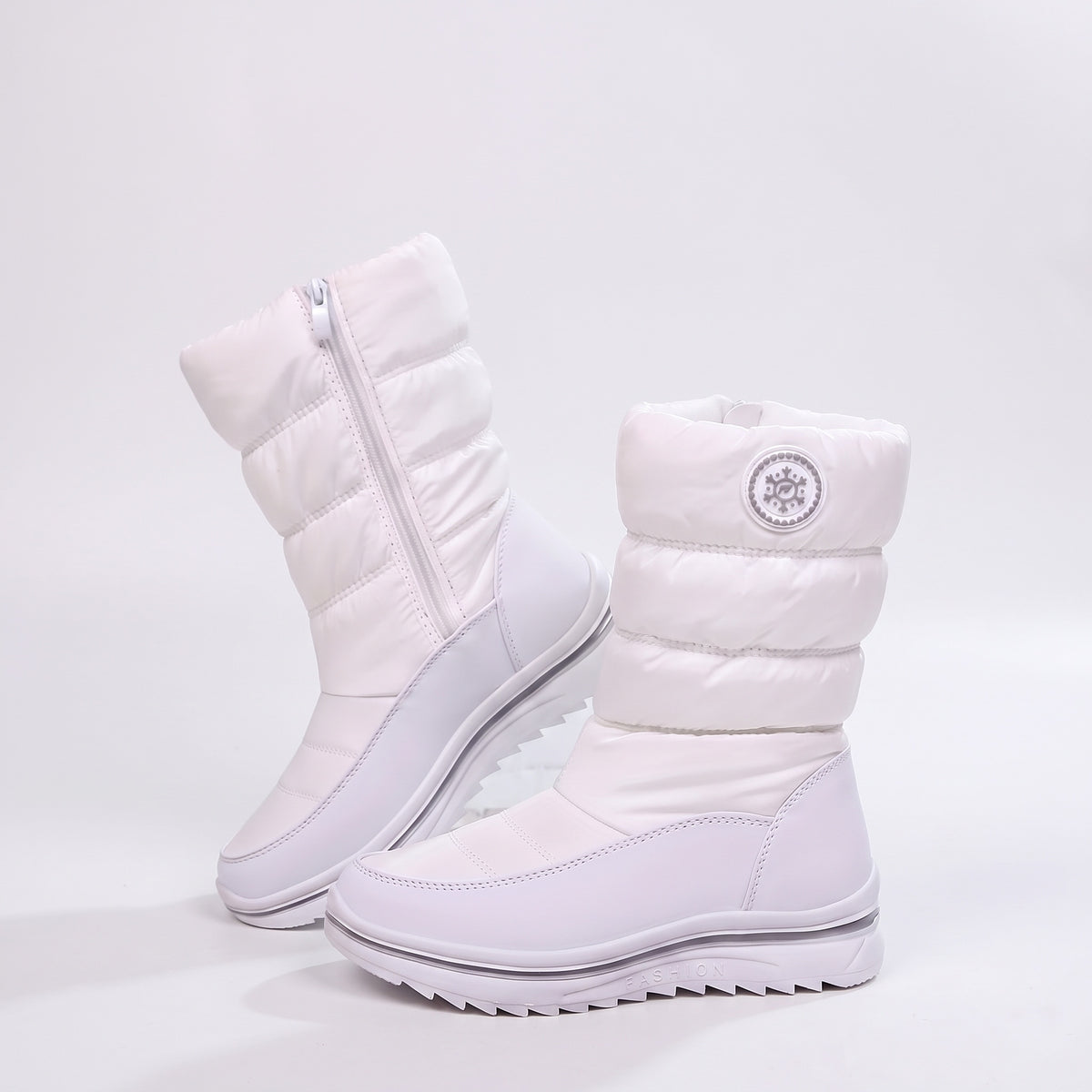 Winterstiefel Damen in Weiß mit Steppschaft und Profilsohle auf weißem Hintergrund