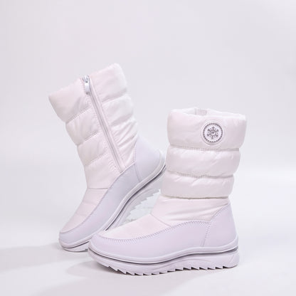 Winterstiefel Damen in Weiß mit Steppschaft und Profilsohle auf weißem Hintergrund