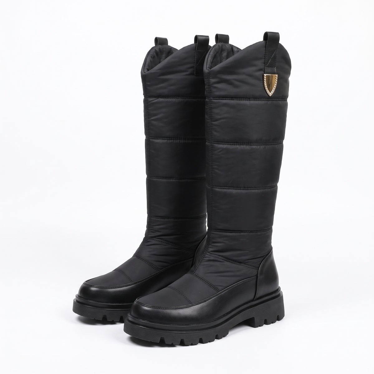 Schneestiefel Damen Schwarz, hoher Steppschaft mit Zierclip und Profilsohle, auf weißem Hintergrund