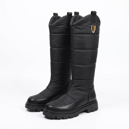 Schneestiefel Damen Schwarz, hoher Steppschaft mit Zierclip und Profilsohle, auf weißem Hintergrund