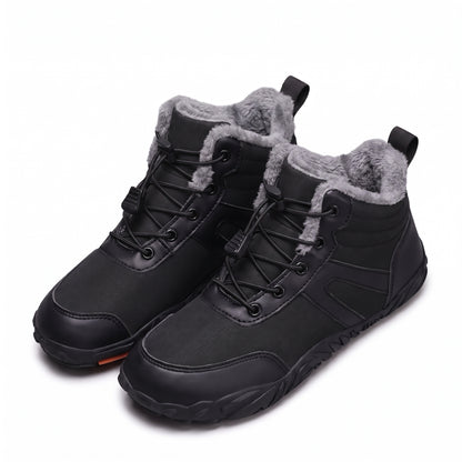 Winterschuhe Damen Schwarz mit Plüschfutter und Schnellschnürung auf weißem Hintergrund