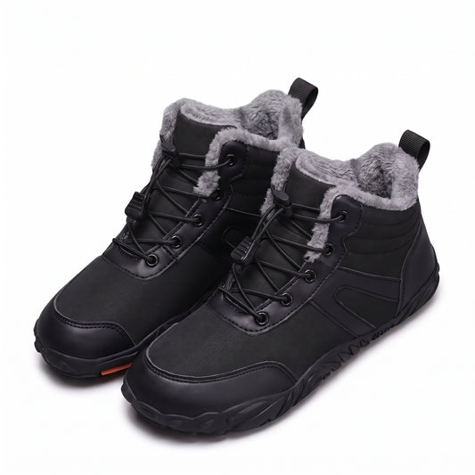 Winterschuhe Damen Schwarz mit Plüschfutter und Schnellschnürung auf weißem Hintergrund