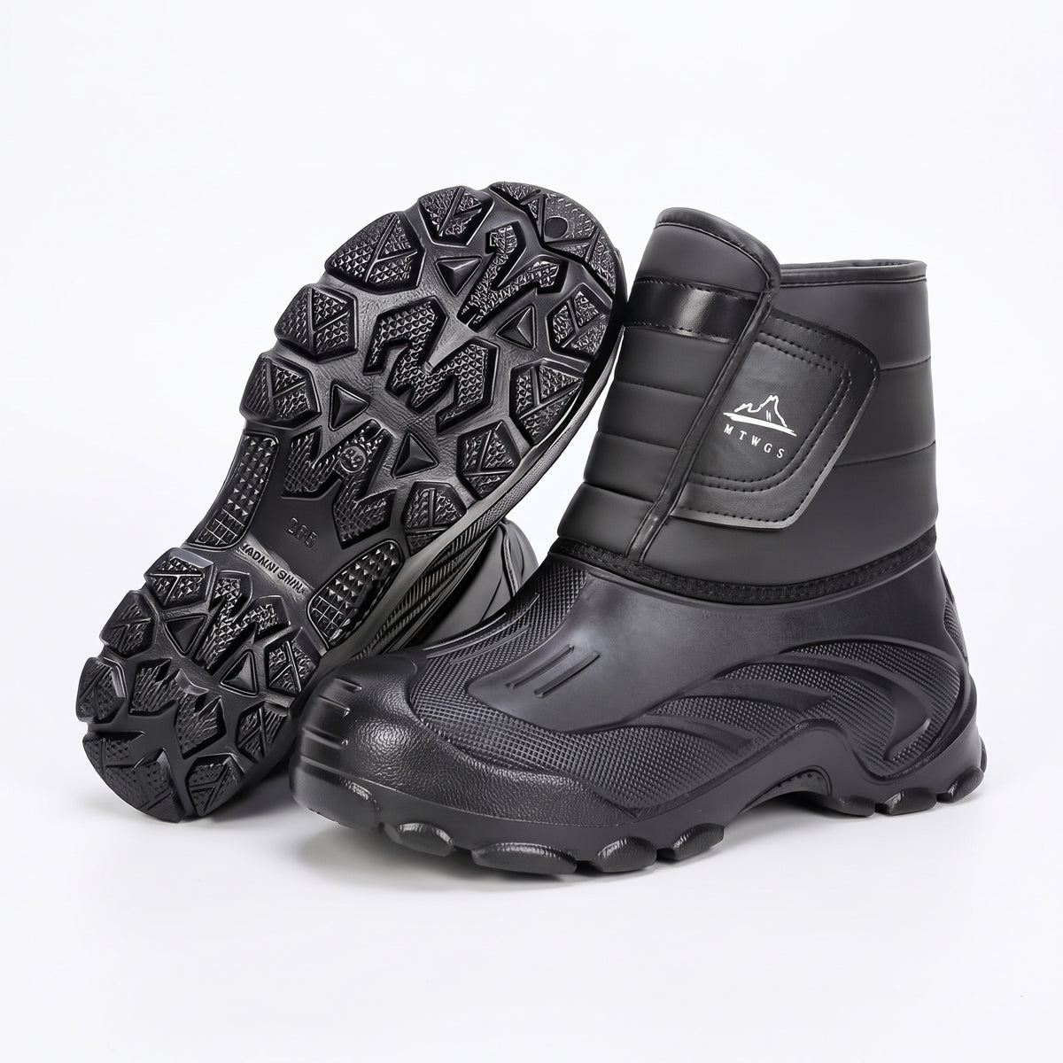 Winterstiefel Herren Schwarz mit Klettverschluss und Profilsohle auf weißem Hintergrund