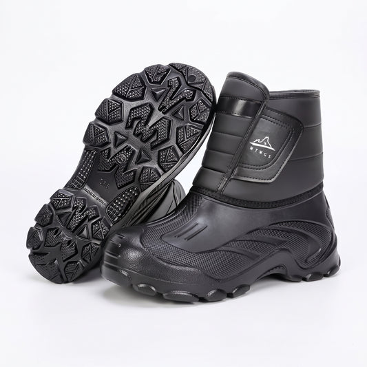 Winterstiefel Herren Schwarz mit Klettverschluss und Profilsohle auf weißem Hintergrund