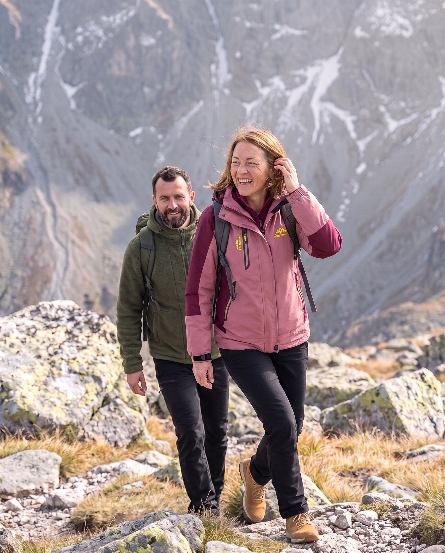 Zwei Wanderer lachend auf einem Bergpfad